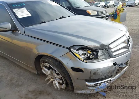 2013 Mercedes-Benz C 300 Sport 4Matic z USA, uszkodzony, nr VIN WDDGF8AB4DR245564